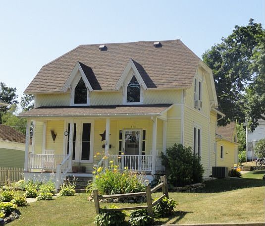 1st image of 423 W 1st St