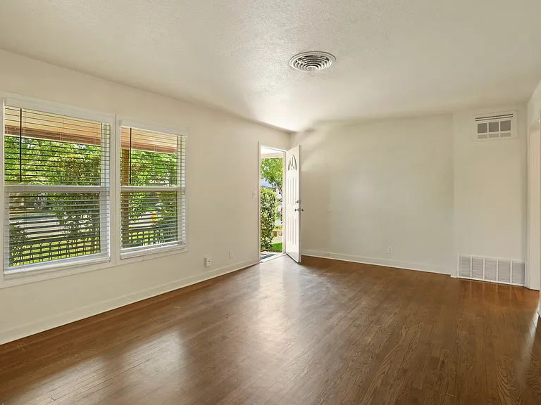 503 E Essex St — Photo 2