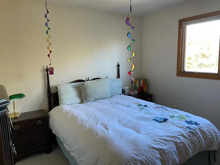 Second bedroom with queen-size bed (second floor)