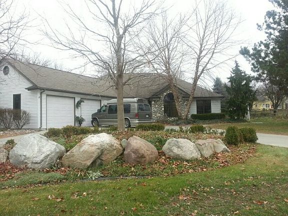 5th image of 975 Highland Dr