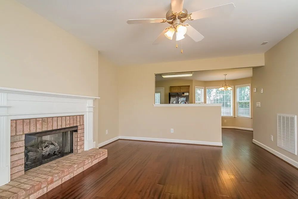 3 bed, 2.0 bath, 1865 sqft, $2,210 — Photo 3