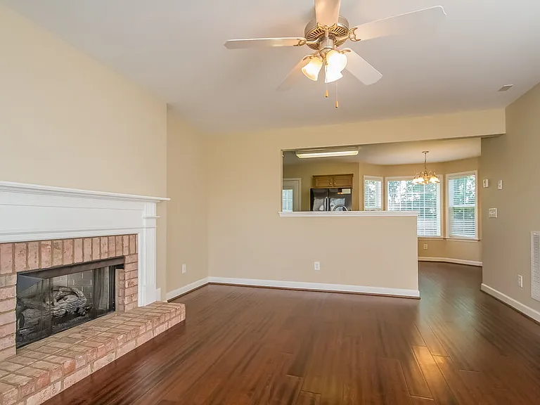 1014 Persimmon Dr — Photo 3