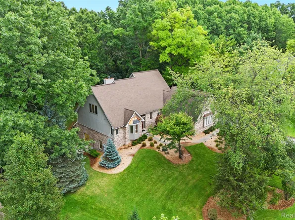 7837 Partridge Hill Dr, Brighton, MI 48116