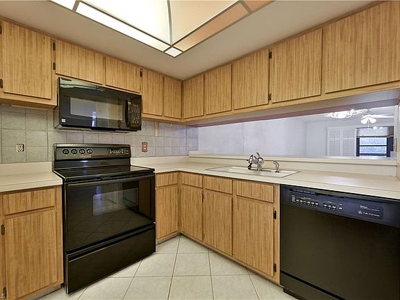 3rd image of 5705 Foxlake Dr APT 6