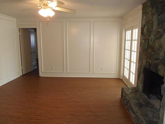 3rd image of 1534 Douglas Dr