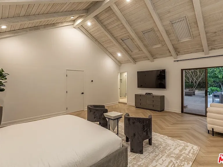 624 N Beverly Dr — Photo 25