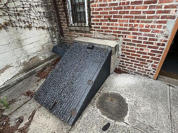 4th image of 11462 Merrick Blvd