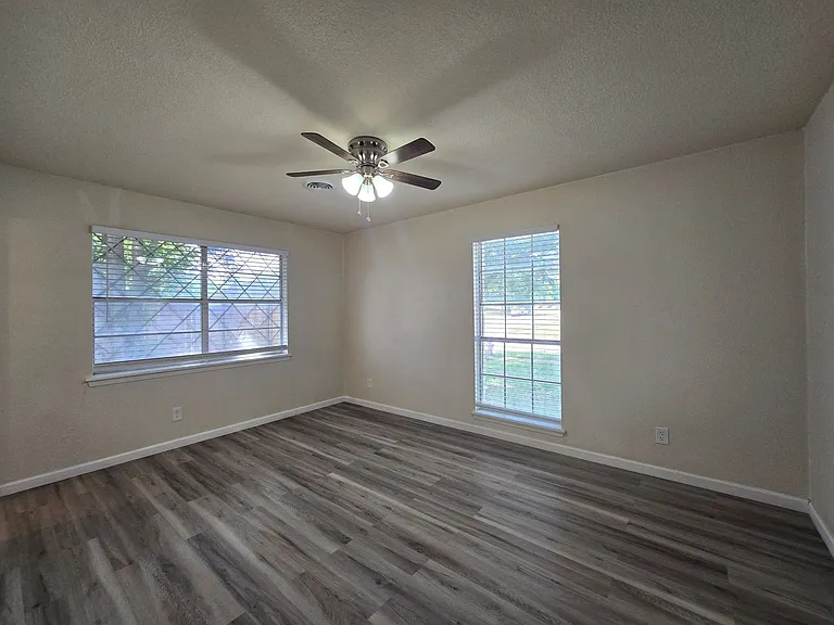 501 W Voelter Ave — Photo 14
