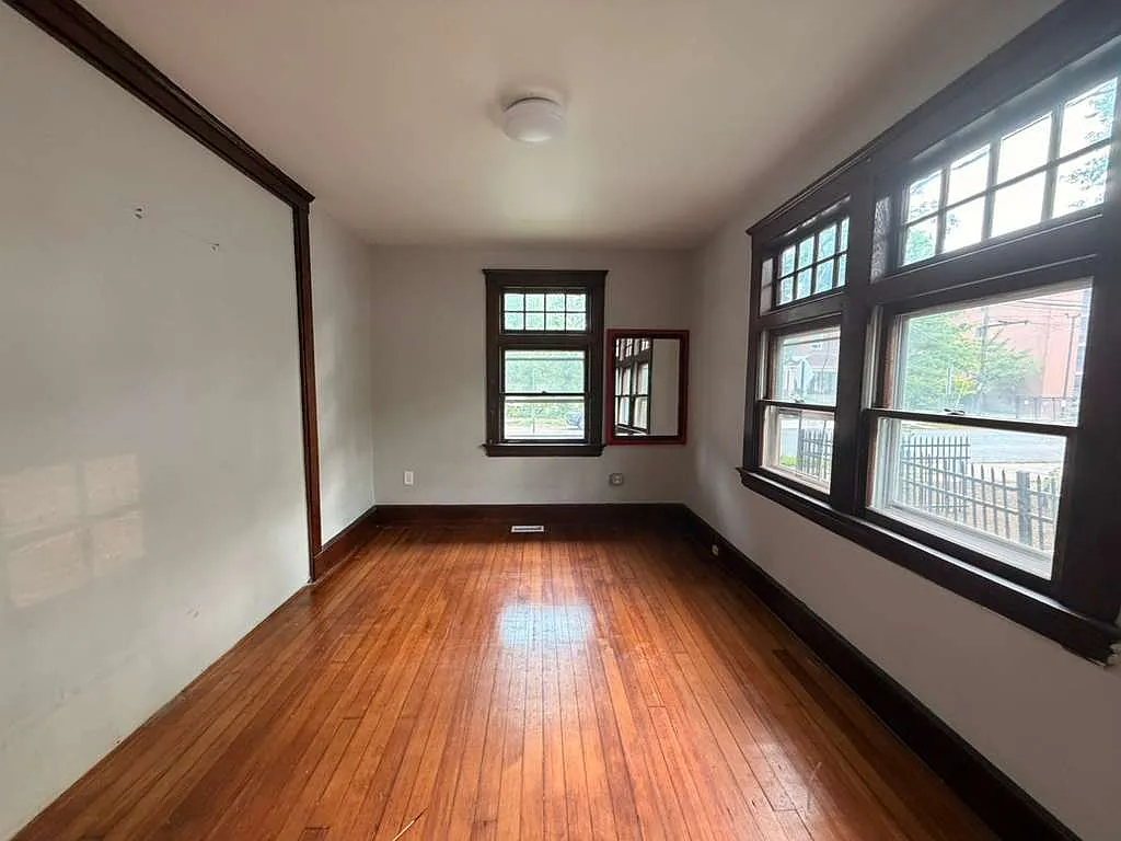 5 bed, $2,250 — Photo 2