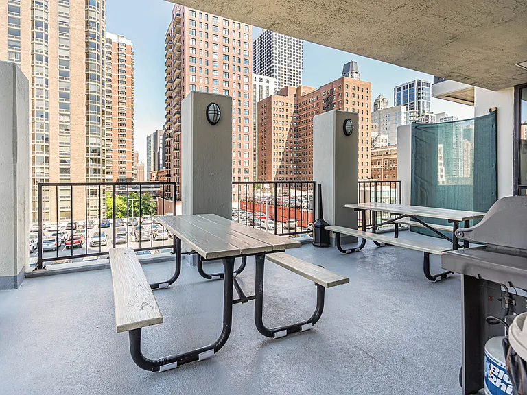 1122 N Clark St #1710 — Photo 17
