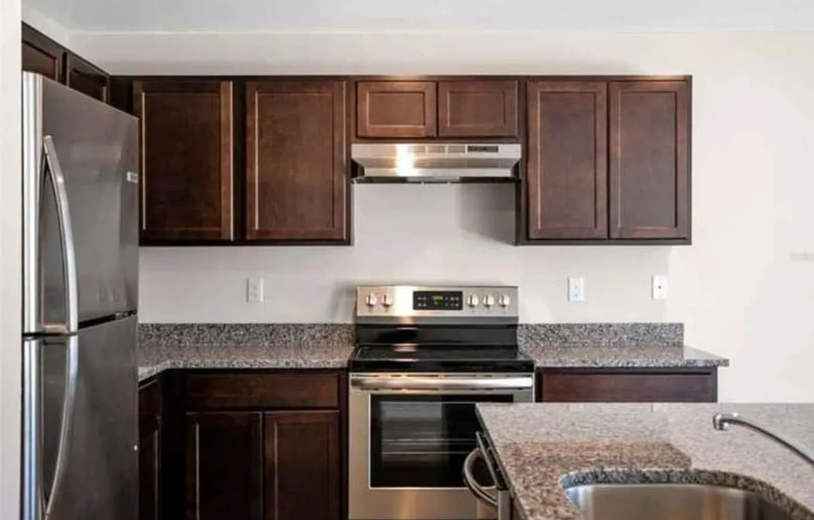 2 bed, 1000 sqft, $1,575 — Photo 2