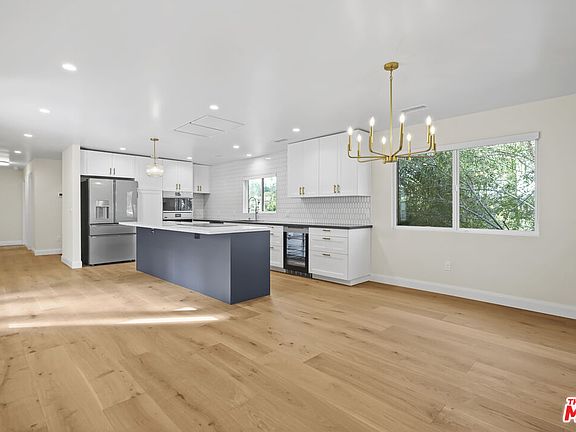 4th image of 4762 Charters Ave