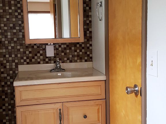 4th image of 255 Meadow Dr