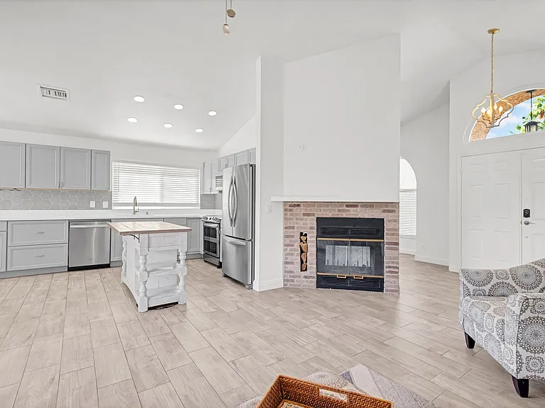 3945 E Salinas St — Photo 14