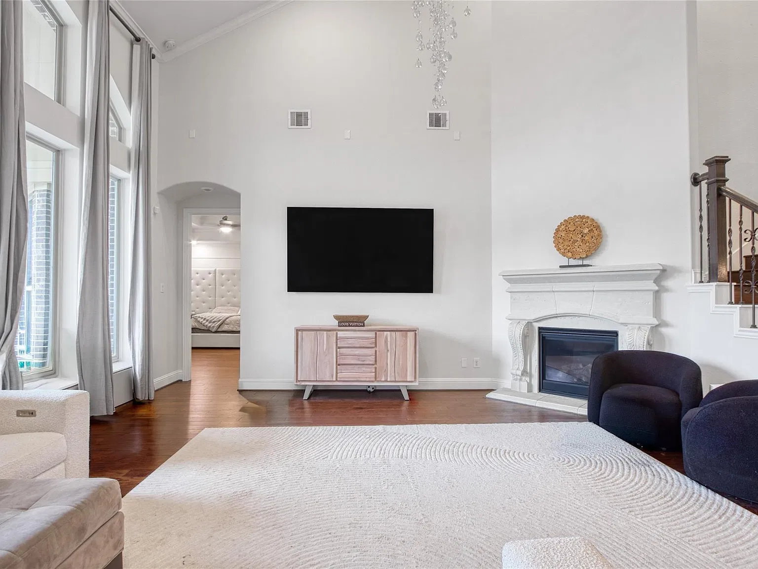 5 bed, 4.5 bath, 4222 sqft, $3,950 — Photo 4