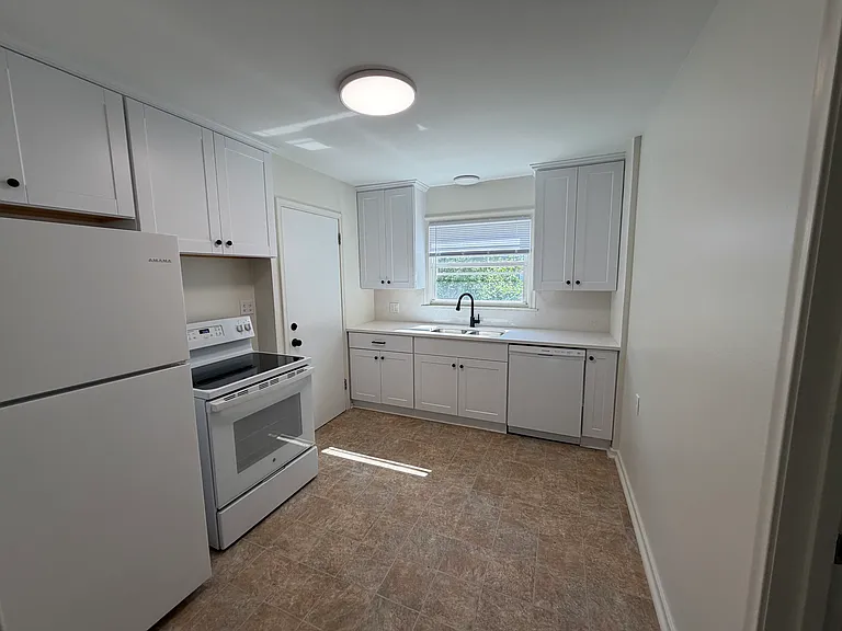 1734 Ford Pkwy — Photo 4