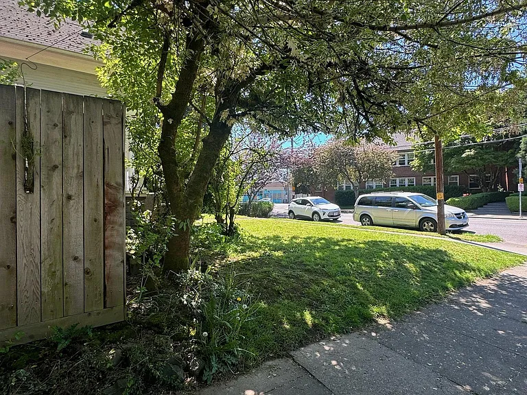 634 NE 28th Ave — Photo 4