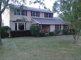 7011 Hillcrest Dr, Crystal Lake, IL 60012