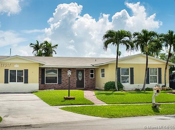 Lovely, canal front renovated home in Devon-Aire Estates.