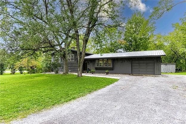 Front Yard w Ample Parking