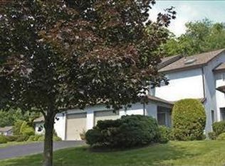 9 Pond Dr E, Rhinebeck, NY 12572
