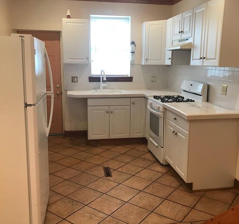 2nd image of 18XX S Taylor St