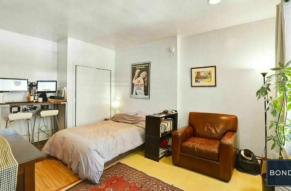 2nd image of 170 W 25th St