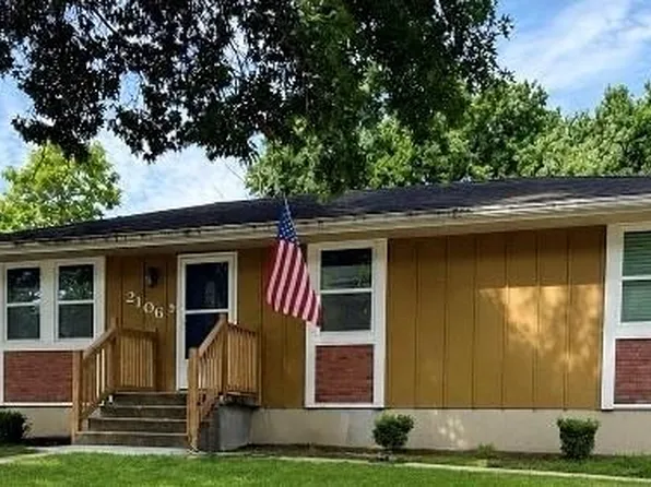 2106 S Owings St, Oak Grove, MO 64075