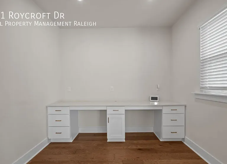 521 Roycroft Dr — Photo 7