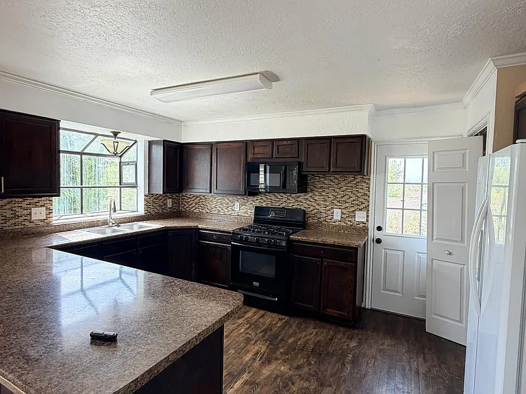 5043 S 1150 E — Photo 5
