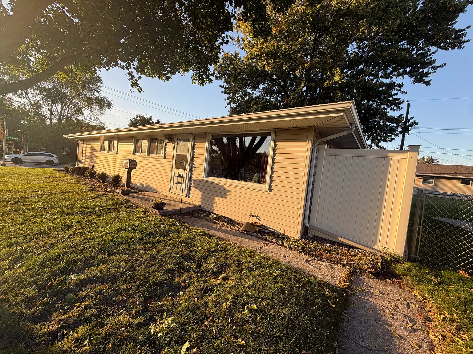 2 bed, 1.5 bath, 1750 sqft, $1,250 — Photo 2