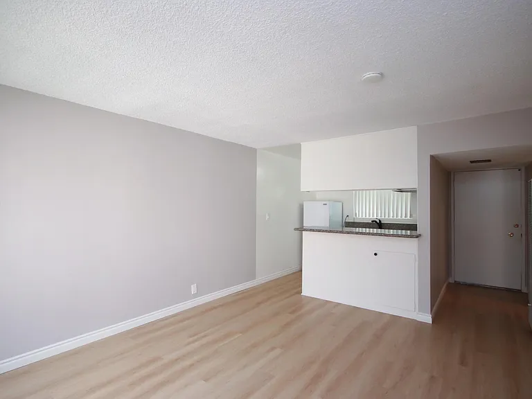 976 E Villa St #16 — Photo 5