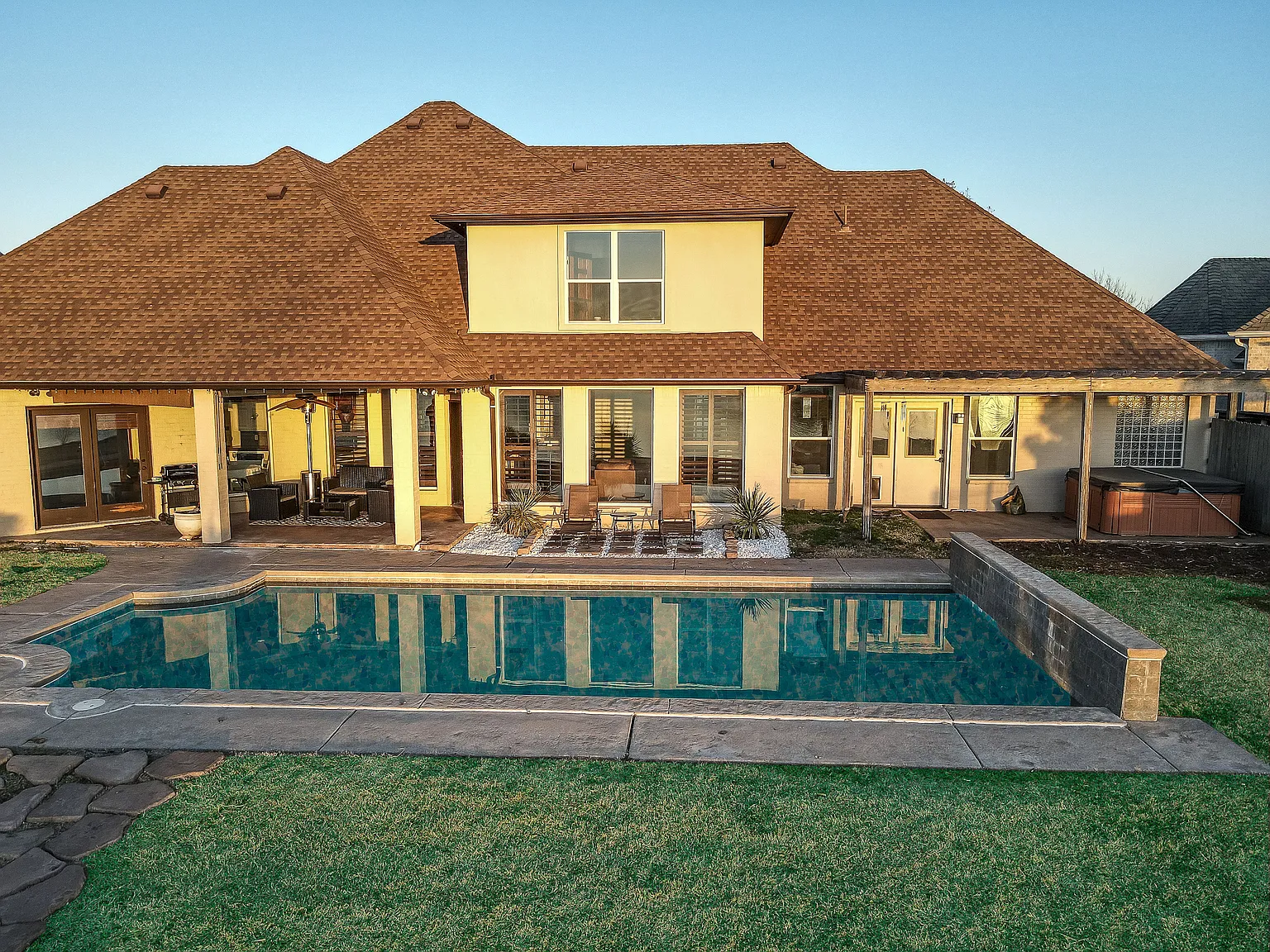 4 bed, 4700 sqft, $3,495 — Photo 2