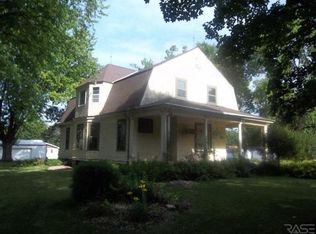 400 S Main Ave, Hills, MN 56138