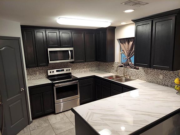 5th image of 6004 Leopoldo Dr