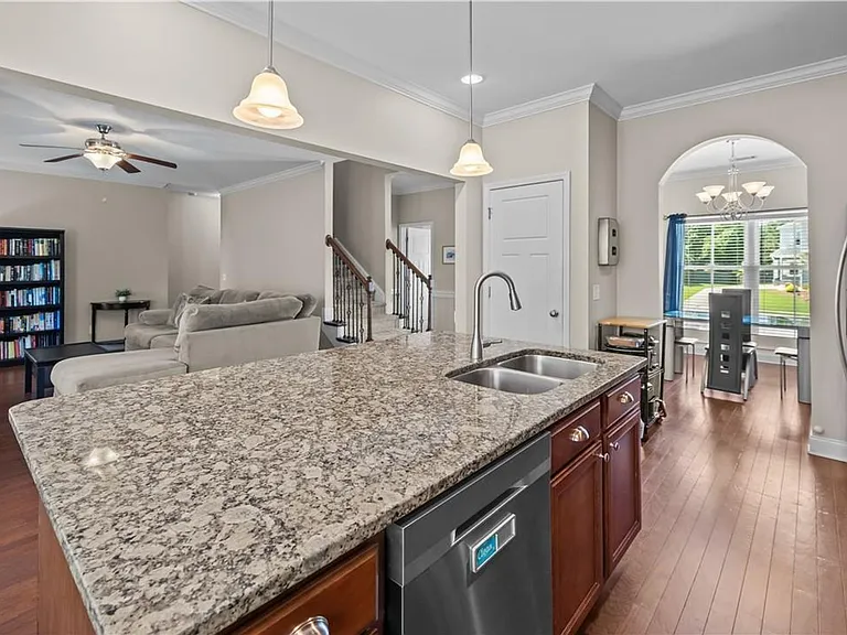 498 Waverly Ln — Photo 12