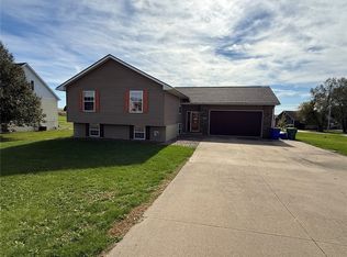 125 6th Ave W, Walford, IA 52351