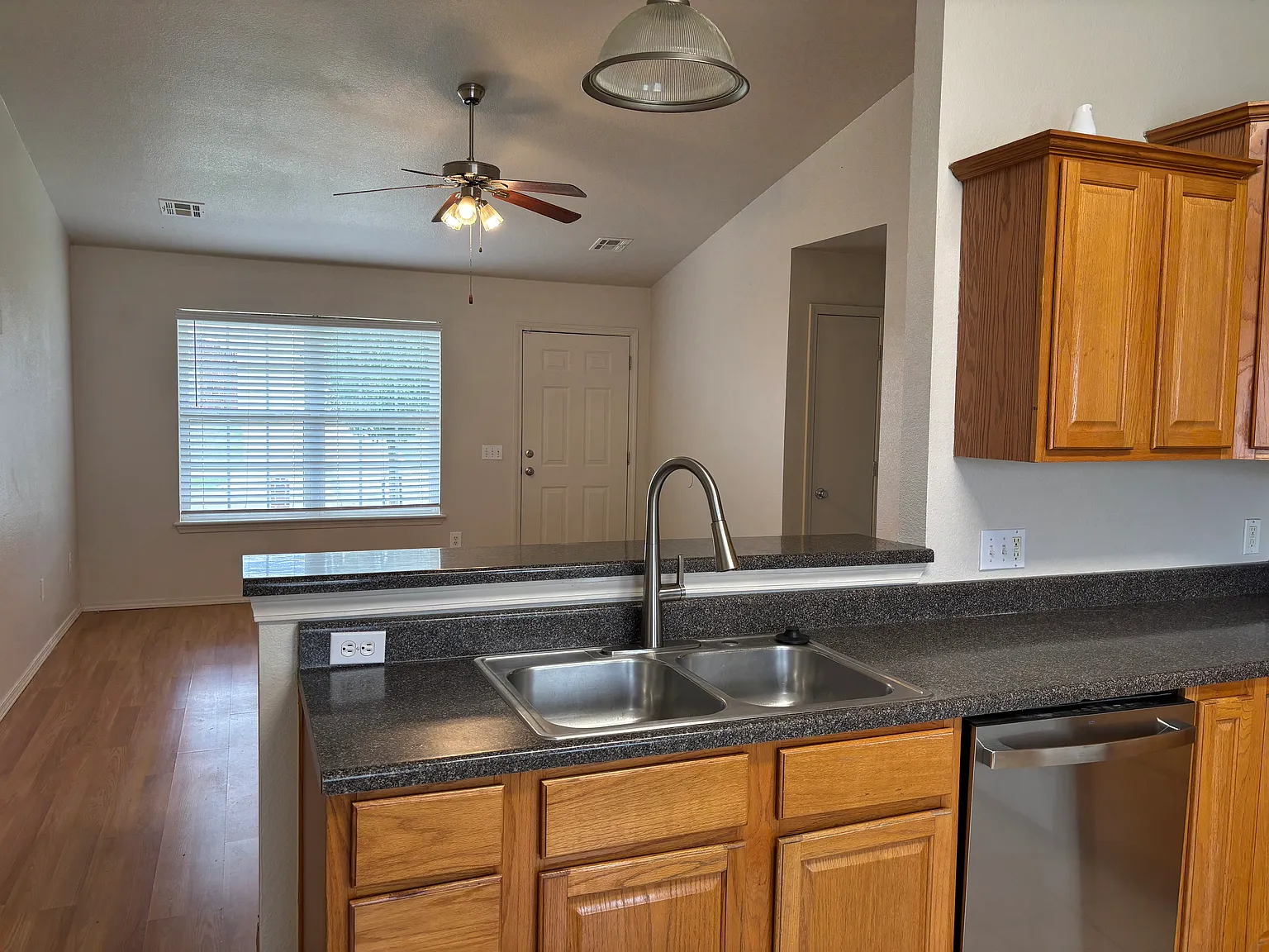 3 bed, 1033 sqft, $1,500 — Photo 2
