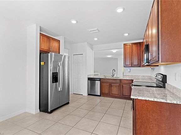 5th image of 722 Hadley PL W