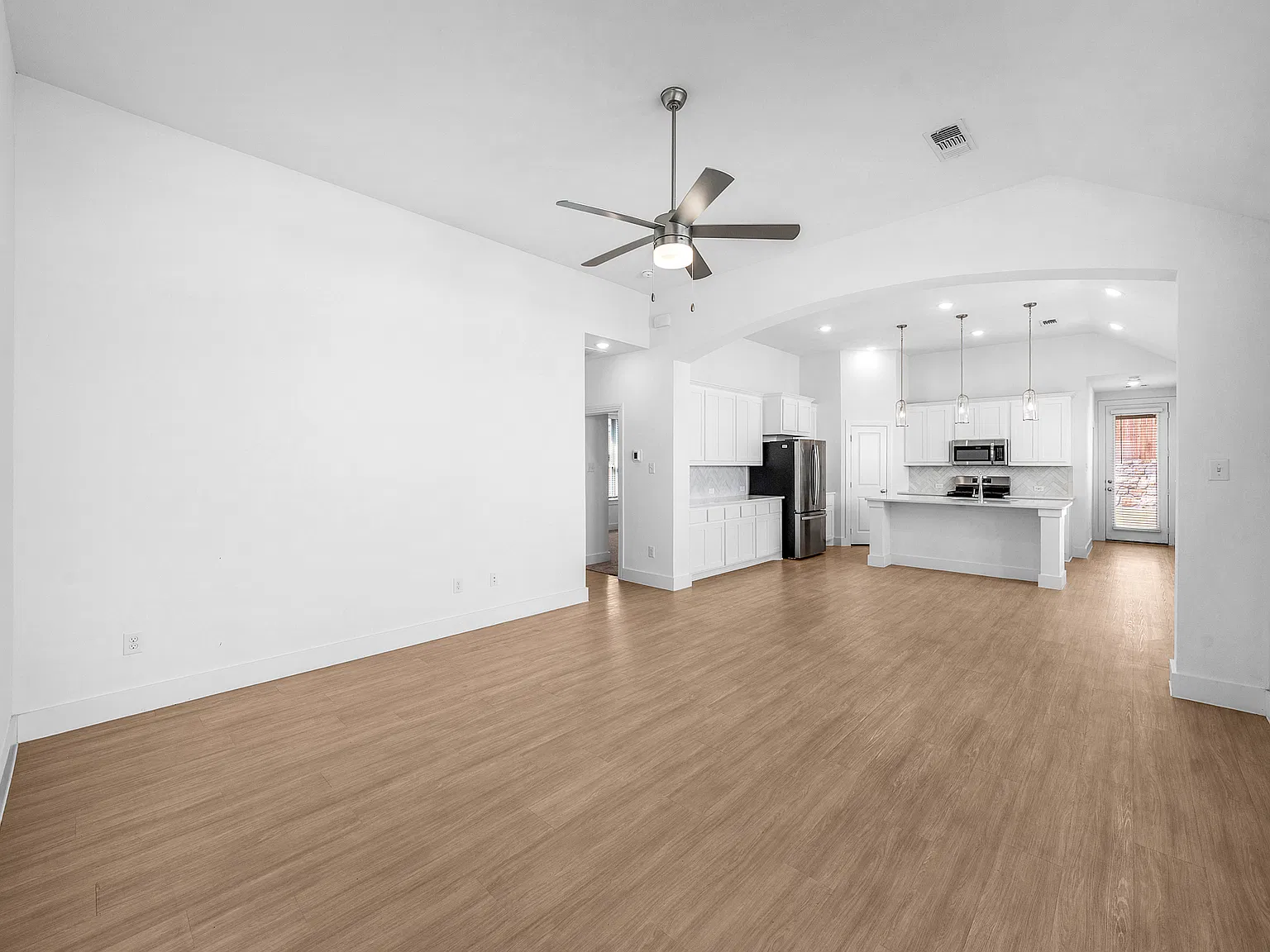 3 bed, 1618 sqft, $1,950 — Photo 1