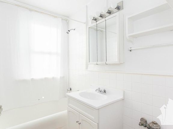5th image of 2756 N Pine Grove Ave APT 905