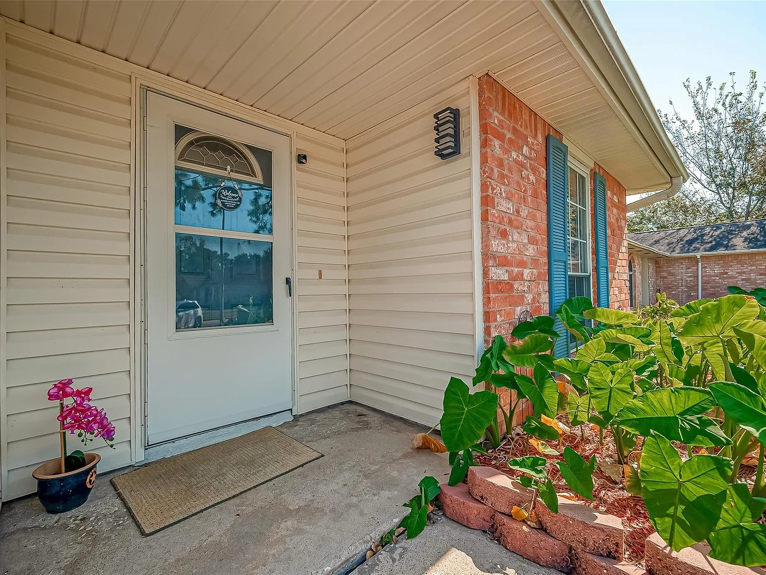 3 bed, 2.0 bath, 1938 sqft, $2,050 — Photo 2