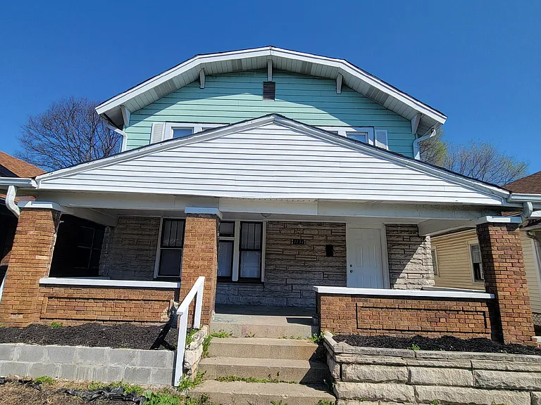 1134 E Kelly St — Photo 1
