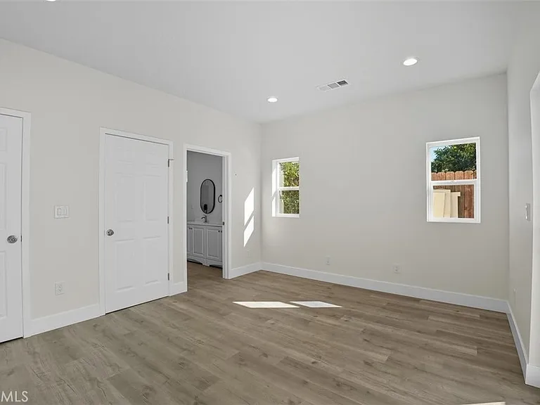 19258 Strathern St — Photo 17