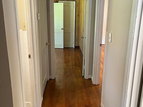 4th image of 2527 Glendale Cir SE