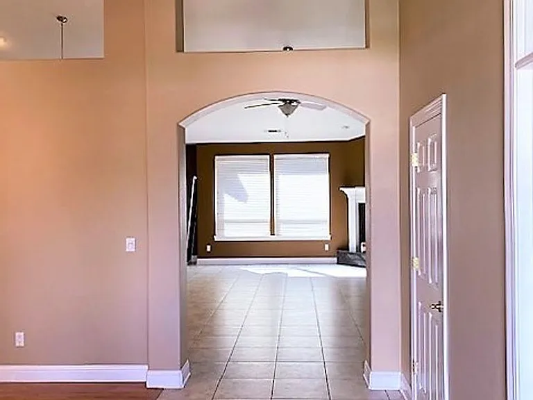 518 Castenda Dr — Photo 3