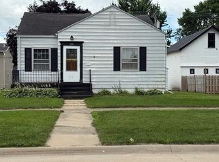 305 E Butler St, Manchester, IA 52057