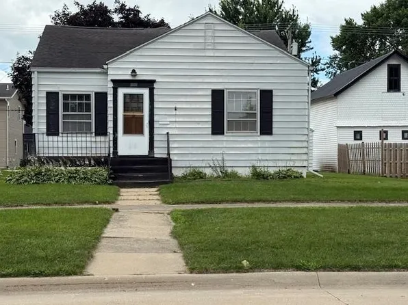 305 E Butler St, Manchester, IA 52057