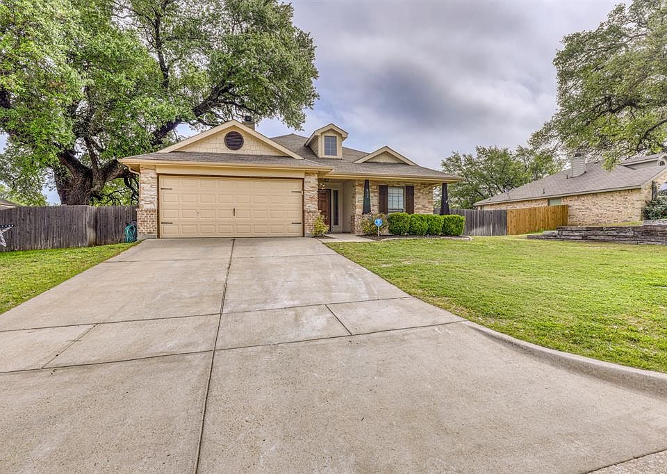 1st image of 426 Willow Creek Dr
