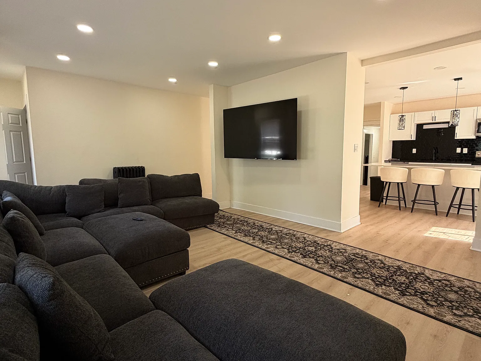 6 bed, $800 — Photo 1